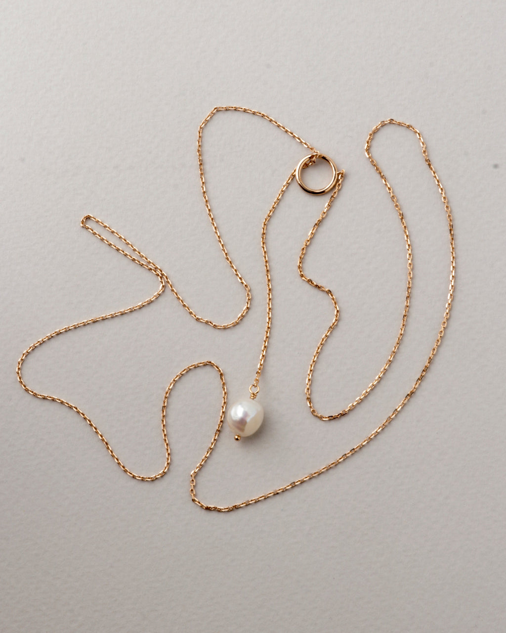 Linjärt halsband med odlad pärla, guldpläterad