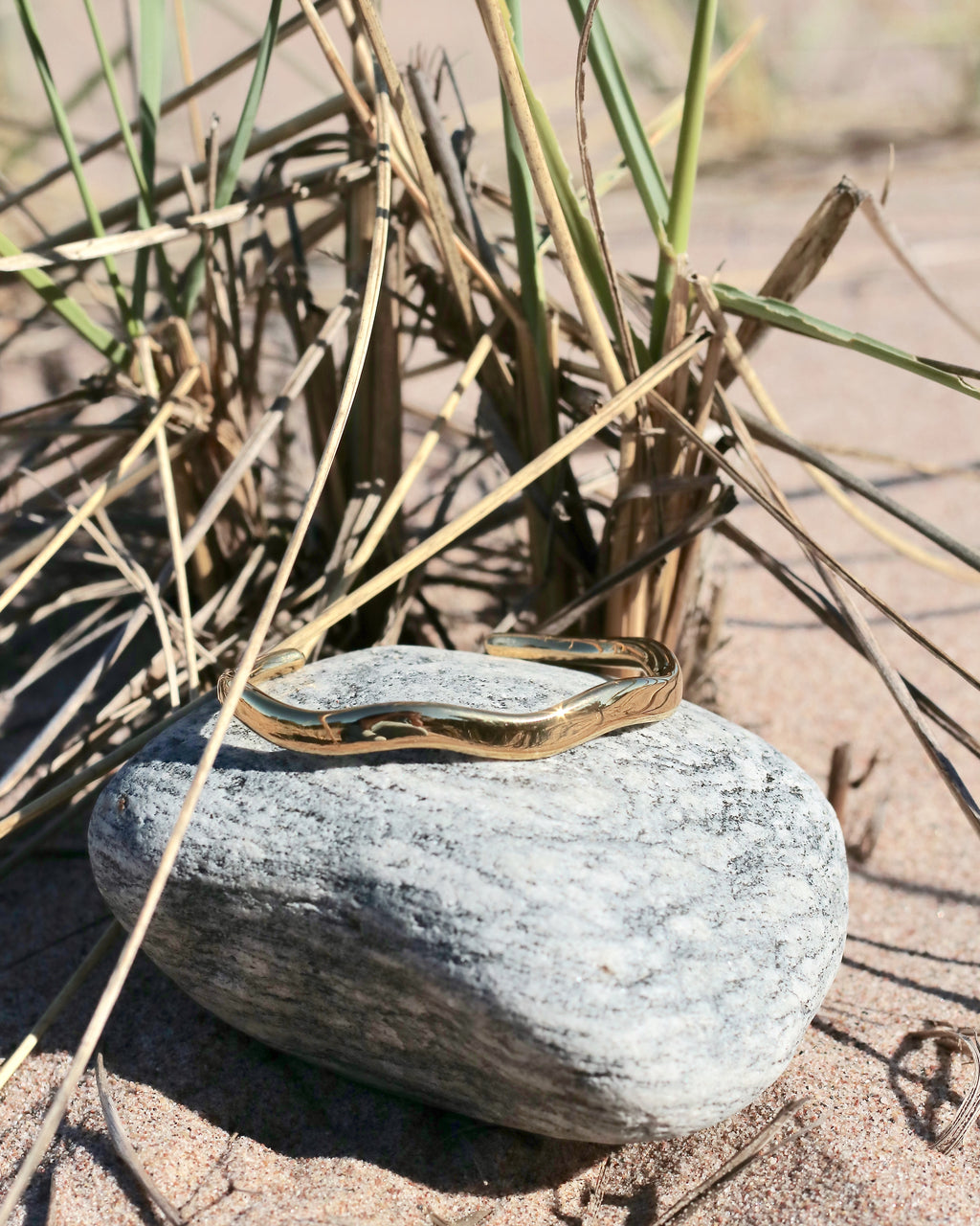 Aaltomainen rannerengas, teräs